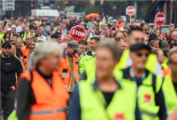 Viele Menschen beim Warnstreik.