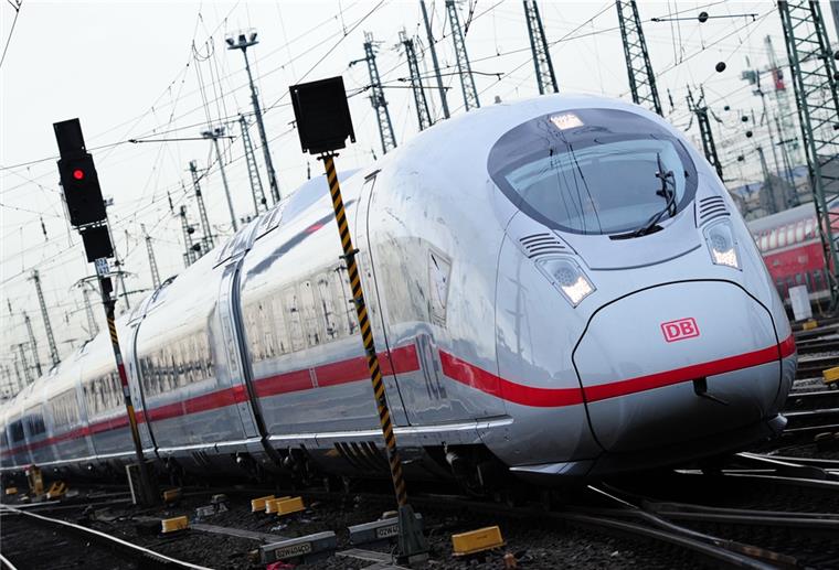 Im Sommer rollt der ICE der Deutschen Bahn bis Norddeich Mole. Bremerhaven bleibt dagegen ein weißer Fleck auf der Fernverkehrskarte.