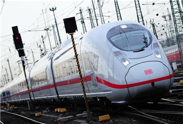 Im Sommer rollt der ICE der Deutschen Bahn bis Norddeich Mole. Bremerhaven bleibt dagegen ein weißer Fleck auf der Fernverkehrskarte.