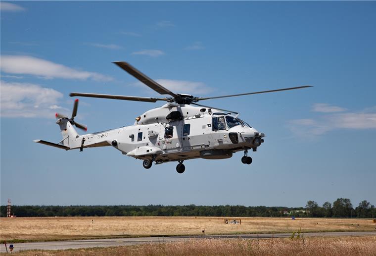 Im Sommer vergangenen Jahres haben die Nordholzer Marineflieger die ersten drei von insgesamt 18 neuen Hubschraubern des Typs NH90 „Sea Lion“ übernommen. Der „Sea King“-Nachfolger wird im Such- und Rettungsdienst über See sowie als Transporthubschrauber für Einsatzgruppenversorger eingesetzt.