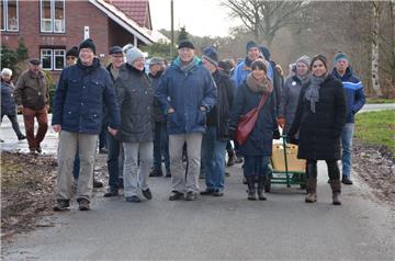 Im Sonnenschein machten sich die Wohnmobilisten am Sonntag auf den Weg nach Kirchwistedt. Hier wartete im „Gasthof Oerding“ deftiger Grünkohl auf die Wanderer.