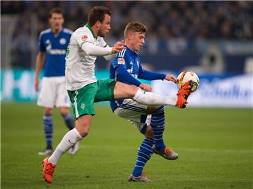 Im Spiel gegen Schalke hat sich Bremens Philipp Bargfrede (hier im Zweikampf mit Max Meyer, rechts) verletzt. Er fällt mit einer Knieverletzung länger aus. 