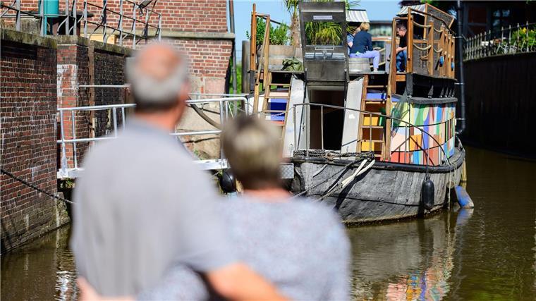 Übernachten auf dem „Kunstkudder“ in Stade Im Stader Hansehafen können Besucher Nächte im Kutter buchen - mit Blick in den Sternenhimmel.