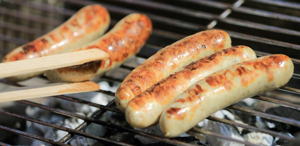 Im Stadion gehört neben dem Bier oder dem Softdrink eine leckere Bratwurst einfa...