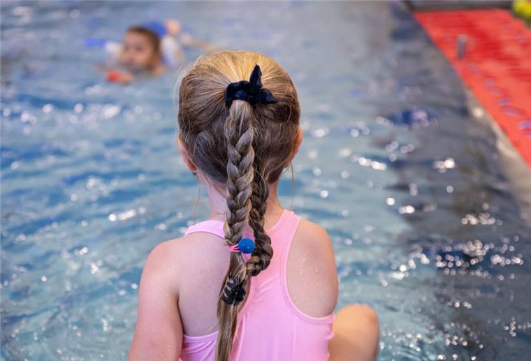 Ein Mädchen nimmt an einem Schwimmkurs teil.  Im Stadtbad Brake lernen Grundschulkinder in den Herbstferien spielerisch das Schwimmen. Die Anmeldung für die Kurse läuft bereits.