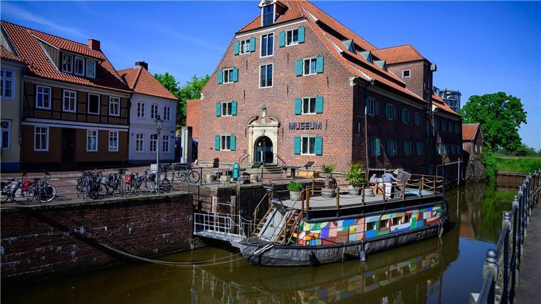 Übernachten auf dem „Kunstkudder“ in Stade Im stillgelegten historischen Hansehafen liegt das Hausboot direkt an der Altstadt.