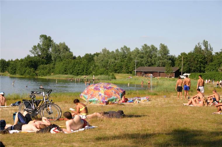 Im Stoteler See suchen zahlreiche Rettungskräfte seit dem Sonntagmittag nach einem vermissten Cuxhavener. 