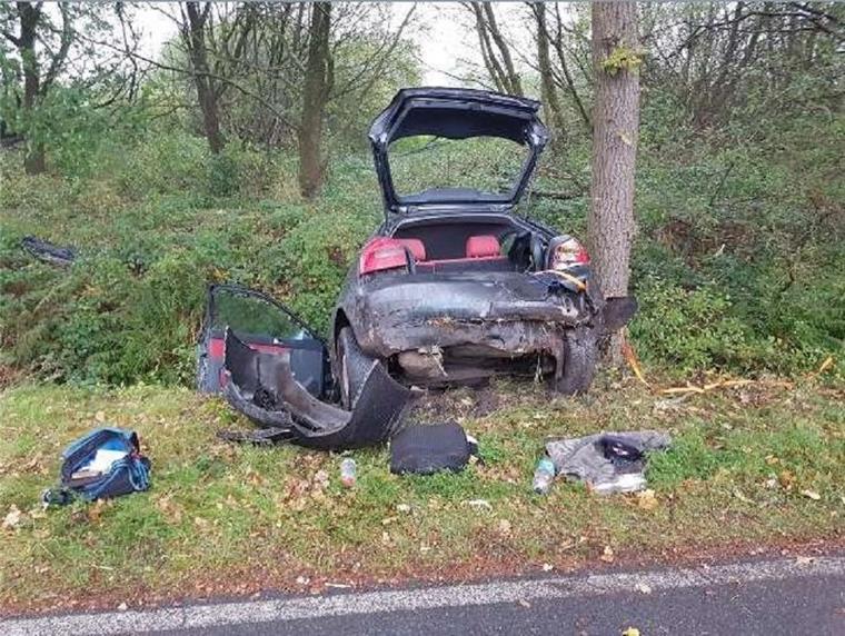 Im Straßengraben kam der 18-jährige Autofahrer vor einer Eiche zum Stehen. An seinem Audi A3 entstand Totalschaden. Er selbst wurde bei dem Unfall bei Tiste leicht verletzt. 