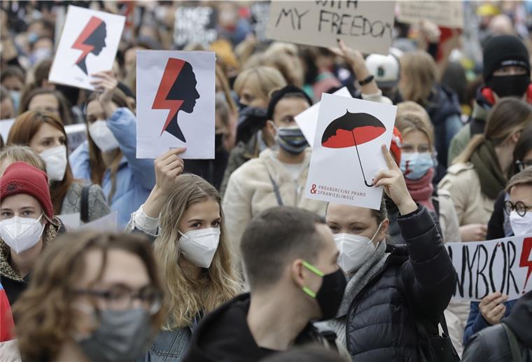 Polen protestieren weiter gegen Abtreibungsverbot Menschen tragen Masken und demonstrieren.