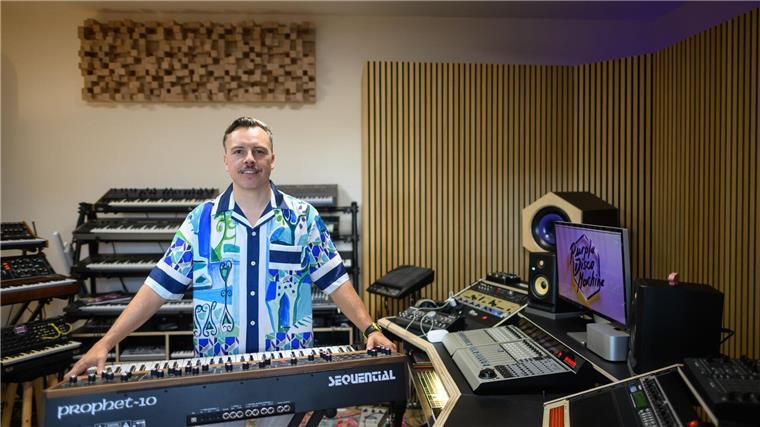 Purple Disco Machine über Heimat und Erfolg Im Studio hat Piontek viel Holz verbaut.