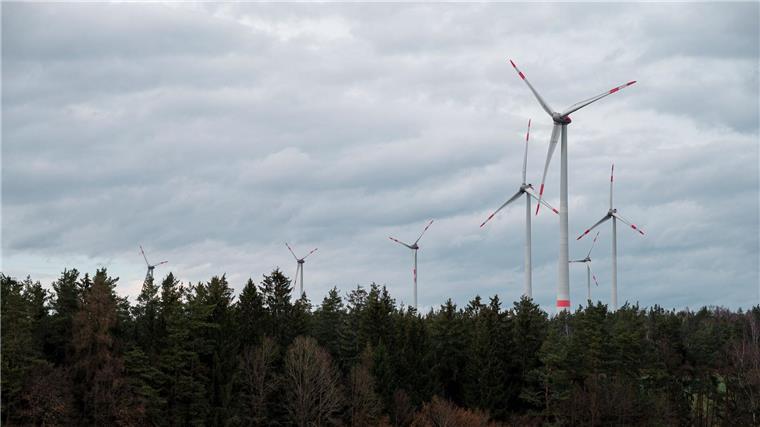 Im Süden Niedersachsens sollen Waldflächen für Windräder geöffnet werden, wie hier in Bayern. (Archivbild)