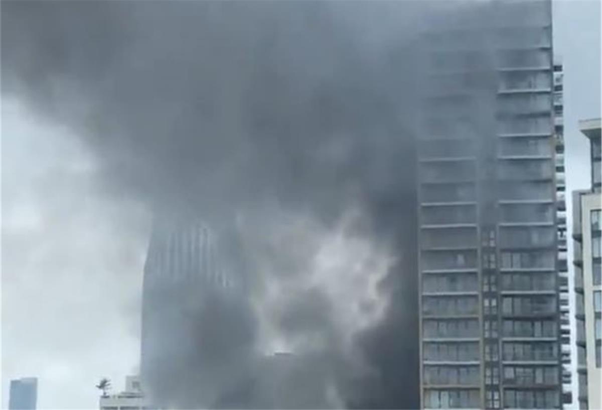 Im Süden von London ist in der Nähe eines Bahnhofs ein großes Feuer ausgebrochen. Rund 100 Feuerwehrleute waren am Montagnachmittag damit beschäftigt, den Brand nahe des Bahnhofs Elephant and Castle zu löschen.