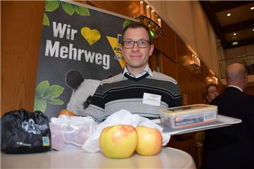 Weniger Plastikmüll: Im Supermarkt von Jens Knauer kann man Obst in Netzen kaufen und Wurst und Käse in den eigenen Vorratsdosen abfüllen lassen. Er macht mit beim neuen "Bündnis für Mehrweg".
