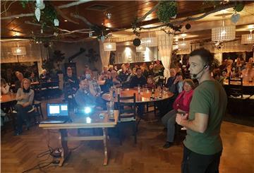 Im Tafelhof in Sellstedt versorgte Wolfsberater Silas Neumann am Freitagabend die knapp 70 Besucher mehr als drei Stunden mit Informationen rund um den Wolf.