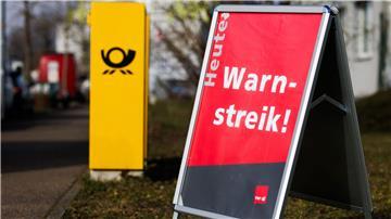 Im Tarifkonflikt mit der Deutschen Post AG ruft die Gewerkschaft ver.di am Donnerstag Zusteller in ländlichen Regionen Niedersachsens und Bremens zum Warnstreik auf. (Symbolbild)