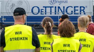 Im Tarifstreit bei der Brauerei Oettinger legte die Gewerkschaft NGG nach eigenen Angaben nun ein Schlichtungsangebot vor.
