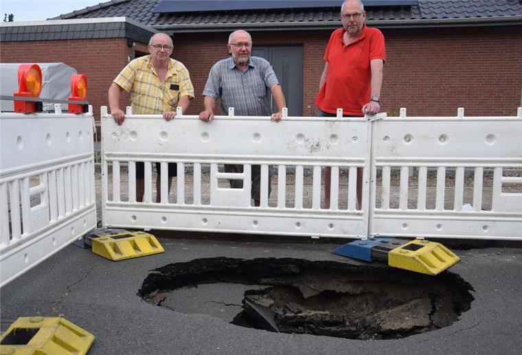 Nordenham: Plötzlich klafft ein tiefes Loch in der Straße Anwohner vor einem Loch im Taubenweg