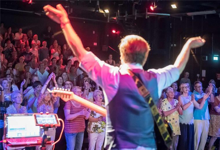 Im Theater im Fischereihafen startet wieder das berühmte Rudelsingen.