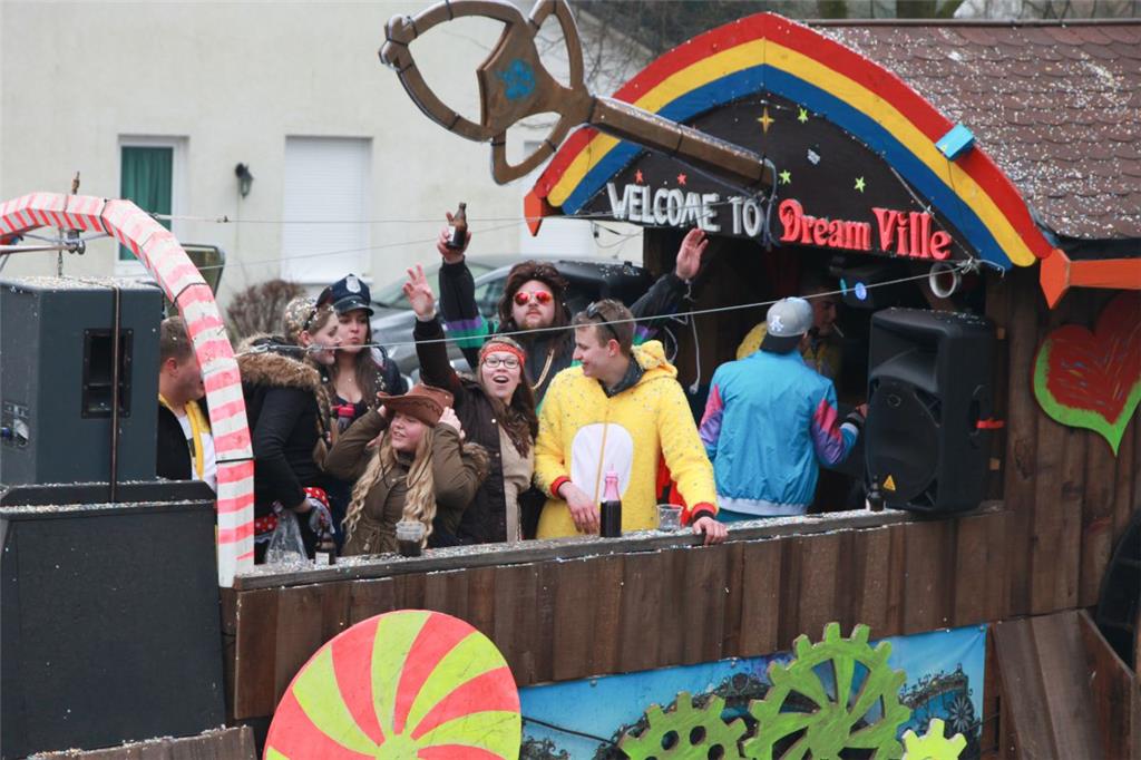 Im Tomorrow Village ist Party-Zeit. Karneval in Wehdel 2018. Foto: Kai-Martin Ul...