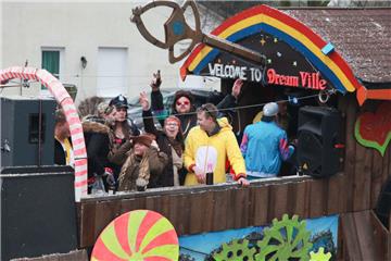 Im Tomorrow Village ist Party-Zeit. Karneval in Wehdel 2018. Foto: Kai-Martin Ul...