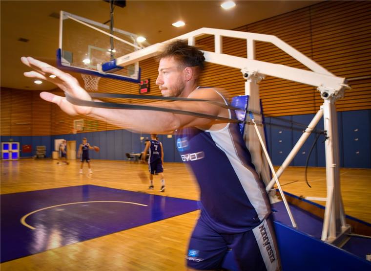 Sid-Marlon Theis will mit den Eisbären um den Aufstieg mitspielen Im Training hängt sich Sid-Marlon Theis voll rein. Der Eisbären-Neuzugang will mit seinem neuen Club eine gute Rolle in der ProA spielen.
