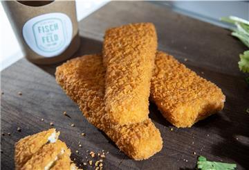 Im Trend zu Transparenz und Nachhaltigkeit: Der Bremerhavener Tiefkühlkosthersteller Frosta setzt auf sein Reinheitsgebot, produziert inzwischen auch veganes Fischfilet-Imitat unter der Markenbezeichnung „Fisch vom Feld“ und ersetzt Kunststoff- durch Papierverpackungen. 