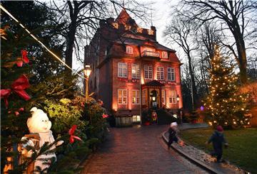 Im und am Schloß Ritzebüttel in Cuxhaven gibt es dieses Jahr noch einen klassischen Weihnachtsmarkt.