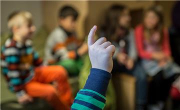 Im Unterricht haben Kinder eine Stimme, in der Schulpolitik müssen Lehrer und Eltern für sie sprechen – so geschehen im Schulausschuss der Gemeinde Wurster Nordseeküste. Dort schilderten Rektorinnen die aktuelle Unterrichtsversorgung an ihren Schulen.  Foto Spata/dpa