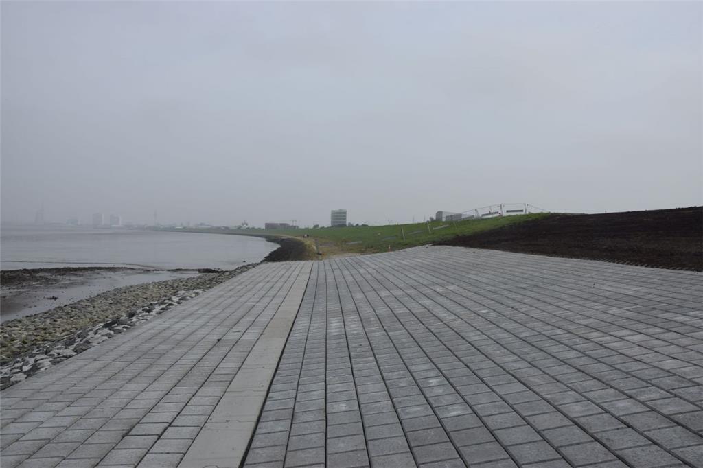 Im Ursprung erhalten bleibt der Seedeich (Hintergrund)  zunächst noch auf dem 13...