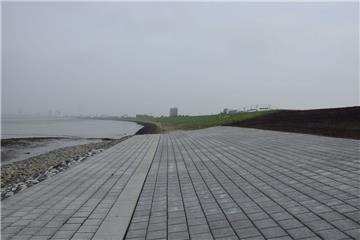 Im Ursprung erhalten bleibt der Seedeich (Hintergrund)  zunächst noch auf dem 13...