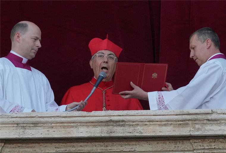 Weißer Rauch quillt aus dem Schornstein der Sixtinischen Kapelle während des Konklaves zur Wahl eines neuen Papstes im Vatikan. 