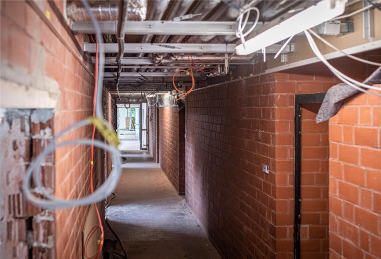 Neu verlegte Elektroleitungen ziehen sich von der neu gebauten Mensa durch den Korridor der Turnhallen-Umkleiden an der Leherheider Karl-Marx-Schule.