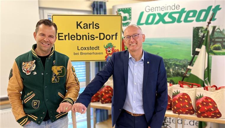 Im vergangenen Herbst machten sie im Loxstedter Rathaus Nägel mit Köpfen: Karls-Erlebnis-Dorf-Betreiber Robert Dahl (links) und Bürgermeister Detlef Wellbrock.