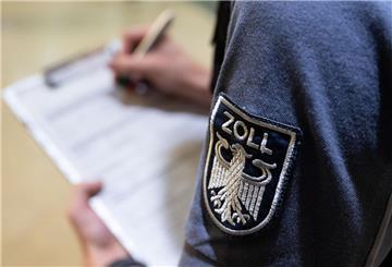 Ein Zollbeamter füllt in der Altmarktgalerie einen Personalerfassungsbogen aus. Mehrere Hundert Beamtinnen und Beamte der Hauptzollämter sind in ganz Deutschland für Schwerpunktkontrollen zur Einhaltung des Mindestlohns unterwegs. Nach Angaben des Hauptzollamtes Dresden waren Objekte unter anderem in Bautzen, Dresden und Leipzig betroffen. +++ dpa-Bildfunk +++