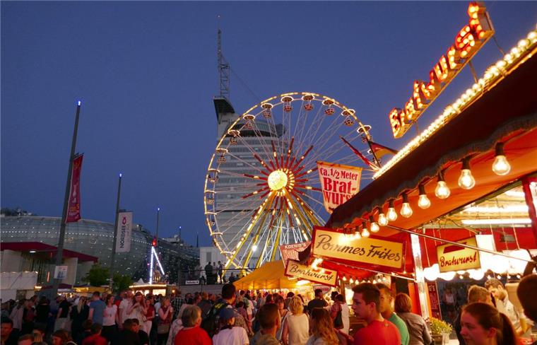 Im vergangenen Jahr kamen 280 000 Besucher zum Seestadtfest. In diesem Jahr rechnen die Veranstalter nur mit 200.000 bis 400.000.  