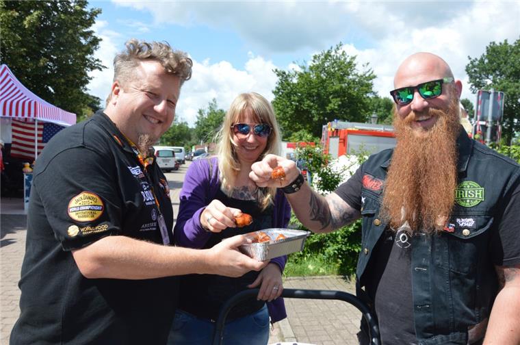 BBQ an der Burg geht in die zweite Runde Im vergangenen Jahr kamen die Probierhäppchen der Teams gut an: Melanie und Marc Grünewald aus Emtinghausen probieren, was Alfons Wienen vom Team Wiesel (links) ihnen serviert.