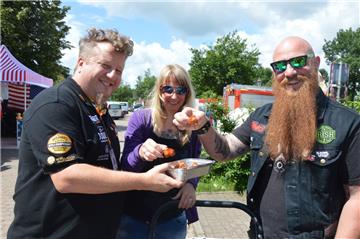 Im vergangenen Jahr kamen die Probierhäppchen der Teams gut an: Melanie und Marc Grünewald aus Emtinghausen probieren, was Alfons Wienen vom Team Wiesel (links) ihnen serviert.