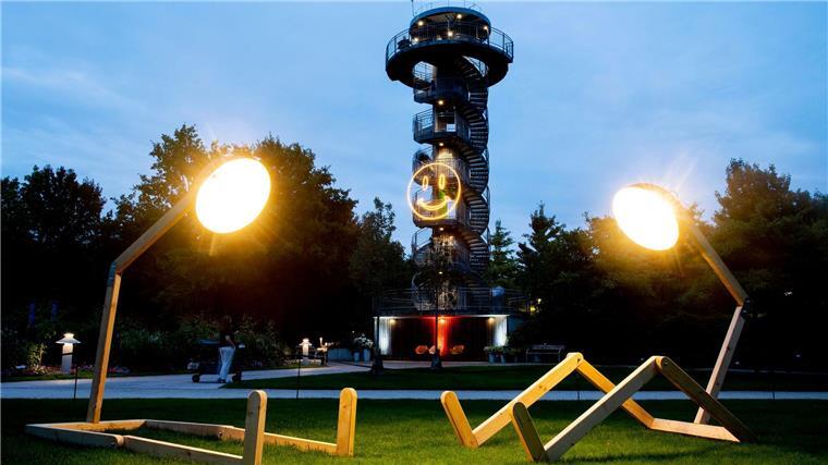 Park der Gärten lockt mit „Lichtzauber“ an Spätsommerabenden Im vergangenen Jahr kamen nach Park-Angaben rund 50.000 Besucher, um die Lichtkunst an Sommerabenden zu sehen.