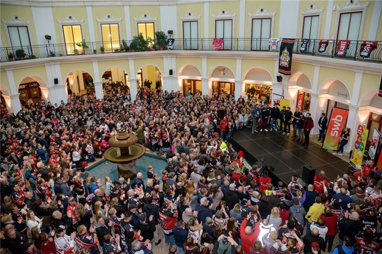 Pinguins-Spieler feiern im Mediterraneo mit den Fans Im vergangenen Jahr kamen viele Fans der Fischtown Pinguins zur Abschlussfeier ins Mediterraneo.