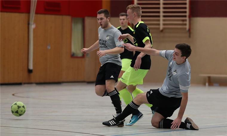 Jagd auf Nordenhamer Hallenfußball-Stadtmeistertitel Im vergangenen Jahr mischte bei der Nordenhamer Stadtmeisterschaft noch eine A-Junioren-Auswahl (gelbe Hosen) mit. Diesmal nehmen nur Herrenmannschaften teil - fünf erste und drei zweite Teams.