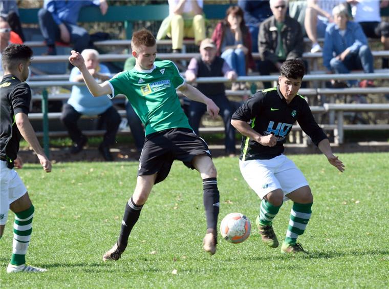 OSC Bremerhaven angelt sich Oberliga-Torschützenkönig Im vergangenen Jahr schoss Justin Dähnenkamp (Mitte) seine Tore noch für den FC Hagen/Uthlede. In der Rückrunde wird der Stürmer für den OSC Bremerhaven spielen.