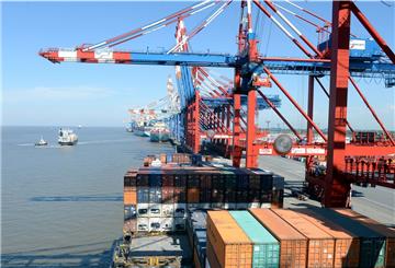Im vergangenen Jahr schwächelte der Containerumschlag an der Stromkaje. Und nun sorgt das Coronavirus dafür, dass der Umschlag auch im neuen nicht aus den Startlöchern kommt.