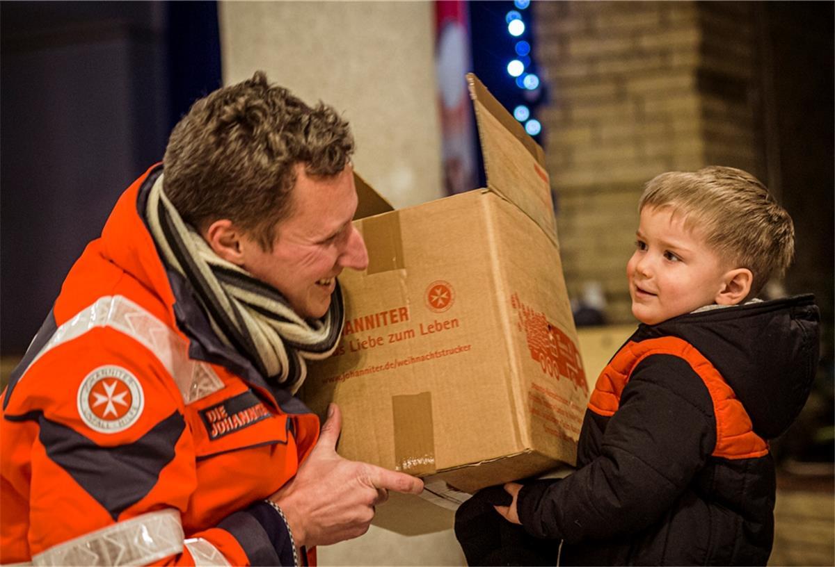 Spediteure helfen Weihnachtstruckern Im vergangenen Jahr verlief die Verteilung der Pakete noch wie gewohnt. In diesem Jahr können die Johanniter aber nicht selbst nach Osteuropa aufbrechen.