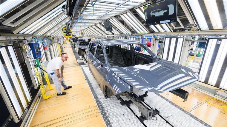 VW-Mitarbeiter erhalten Prämie noch einmal ungekürzt Im vergangenen Jahr verließen laut Betriebsrat 523.111 Fahrzeuge das Stammwerk. (Archivbild)