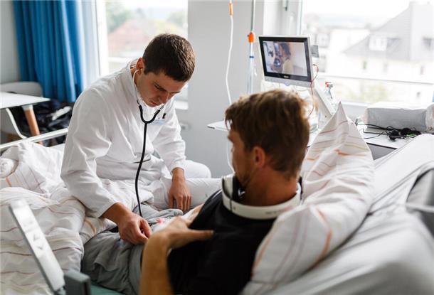 Arzt untersucht Patienten im Krankenhaus