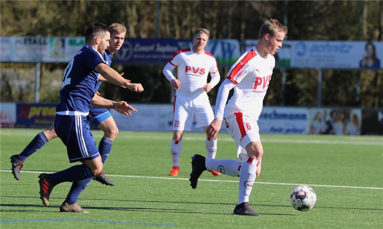 Im Viertelfinale des Bezirkspokals Weser-Ems erzielte Jan-Niklas Wiese (am Ball) in der 26. Minute das 2:0 für die Braker. Er traf auch zum 8:1 gegen den klassentieferen Heidmühler FC.