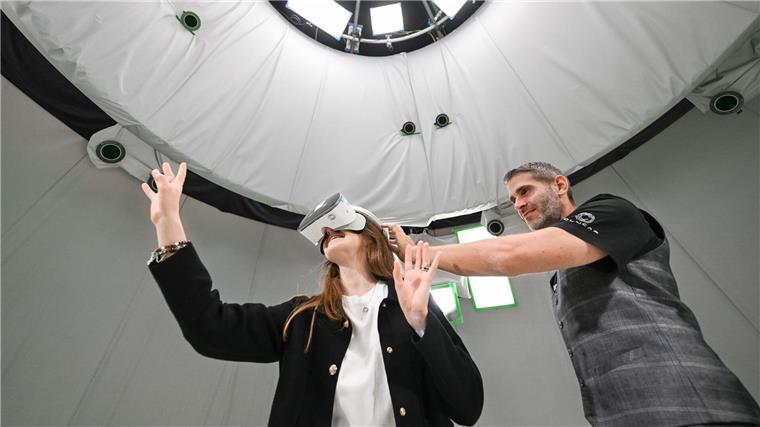 Im Volucap-Studio werden Darsteller mithilfe von 42 Kameras und KI-Tools zu einem digitalen Avatar.