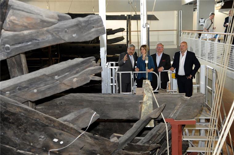 Im Vorfeld der Evaluierung durch die Leibniz-Gemeinschaft im kommenden Jahr möchte das DSM mit der Neugestaltung der Dauerausstellung beginnen und rechtzeitig das zentrale Objekt, die Bremer Kogge von 1380, in neuem Glanz erstrahlen lassen. Die Umbauarbeiten werden noch im Mai beginnen. Im Bild (von links)  OB Melf Grantz, Museumschefin Sunhild Kleingärtner, Manfred Schütte-Thuy und Stefan Iglhaut. 