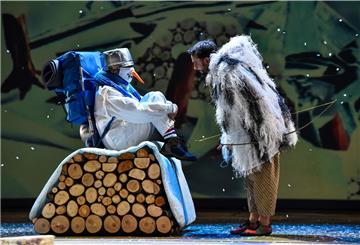 Im Wald von Nottingham kann es bitterkalt sein. Mitch (Peter Lindhorst, links), der Kumpel von Robin Hood, verkleidet sich als Schneemann. Robin Hood (Dominik Lindhorst-Apfelthaler) trotzt der Kälte mit einem Fell. Foto: Herrmann