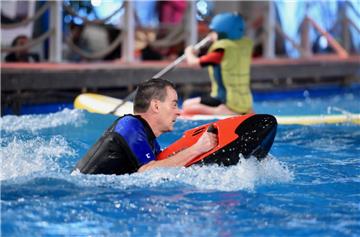 Im Wasserbecken der Funsport-Halle der Hanseboot können Besucher Gas geben.
